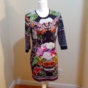 Colorful bodycon dress with 3/4 length sleeves